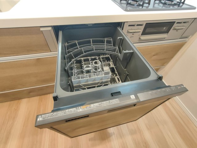 【食洗機】　食洗機が備わっているので、洗い物の手間を減らして家事の負担を軽くできます。