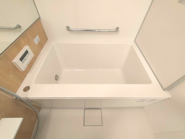 【浴室】　ゆったりとした浴槽で足を伸ばせ、心身ともにリラックスできるバスタイムを楽しめます。