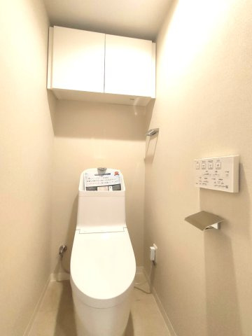 【トイレ】　洗浄機能付きトイレ。上部には収納付で、トイレットペーパー等、買い置きもしやすそうです。