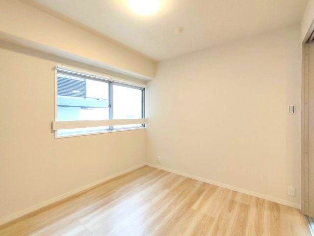 【洋室約5.1帖】　陽当たりの良い洋室で、お子様の勉強机やベッドを配置しやすい空間です。