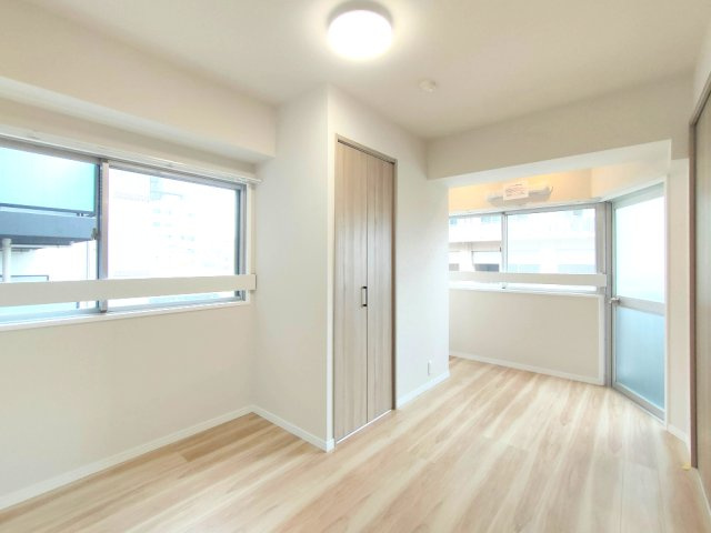 【洋室約7.0帖】　広々とした洋室。主寝室や子ども部屋にいかがでしょうか？