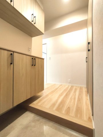 【廊下】　室内の廊下は程よい広さがあり、各居室への動線もスムーズに確保されています。