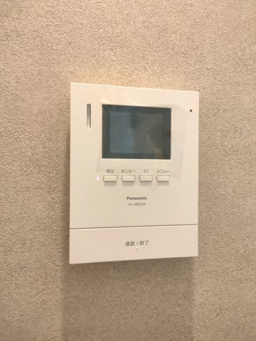 【TVモニター付きインターフォン】　来訪者を映像で確認できるTVモニター付きインターフォンで、防犯面でも安心です。
