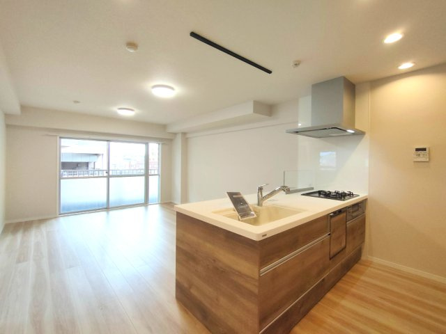 【LDK約14.0帖】　ダイニングスペースにはゆとりがあり、家族そろって食事を楽しめる空間です。