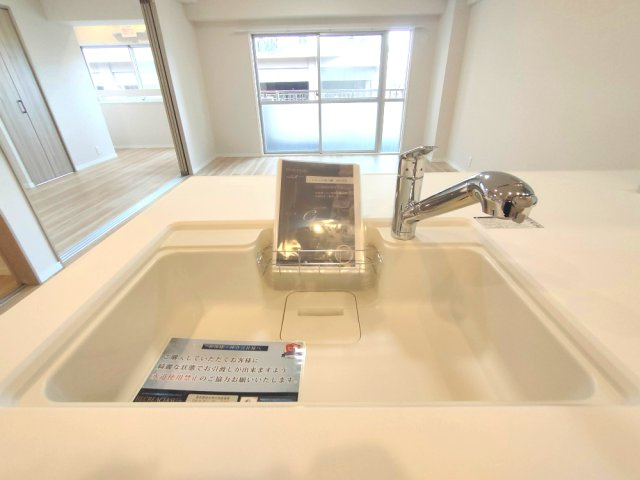 【シンク】　使い勝手の良いシンクで、洗い物や下ごしらえの作業がしやすくなっています。
