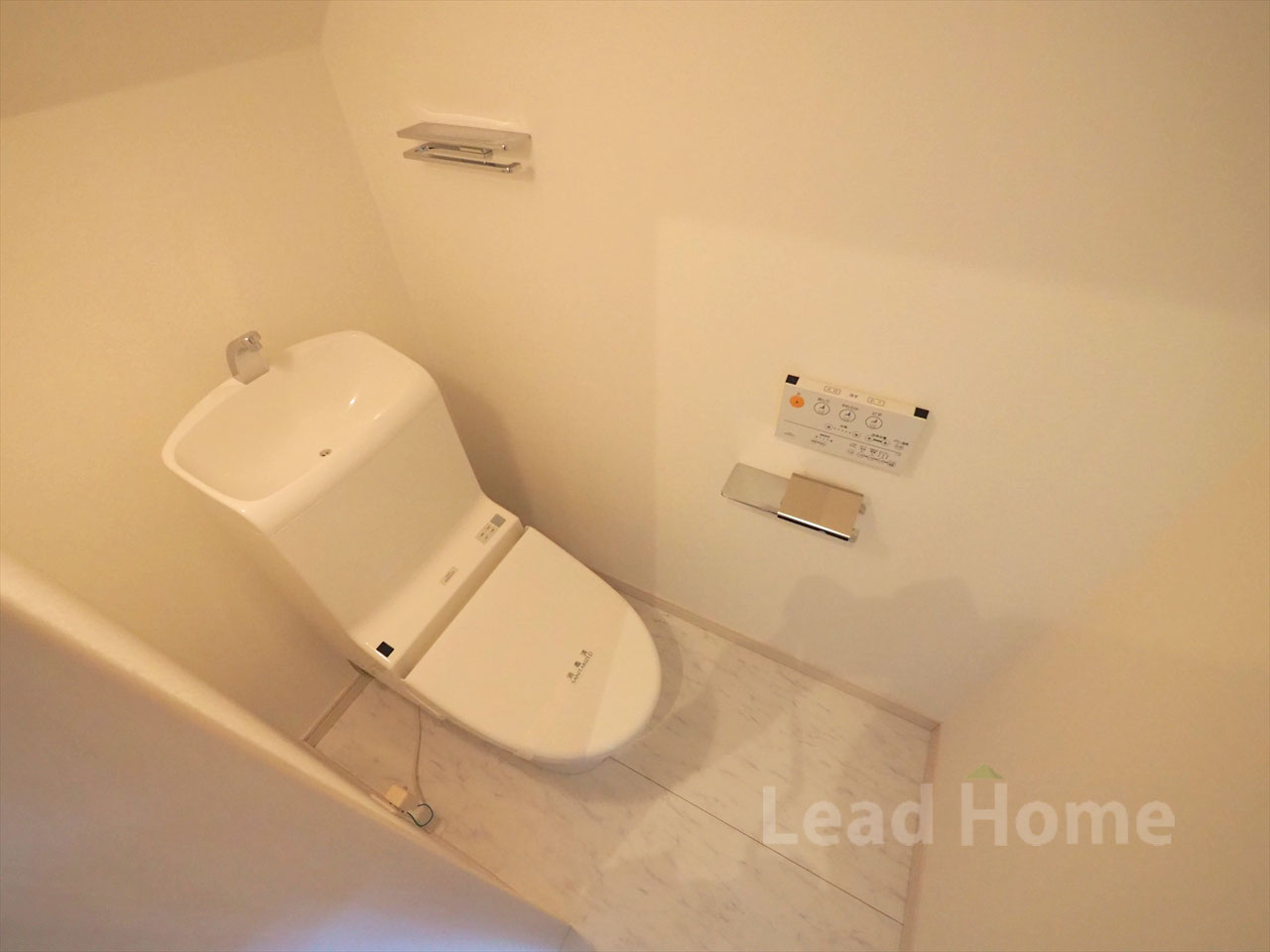 清潔感のある温水洗浄便座付きのトイレです。上部には小物を置ける便利な棚もしっかり備わっています♪