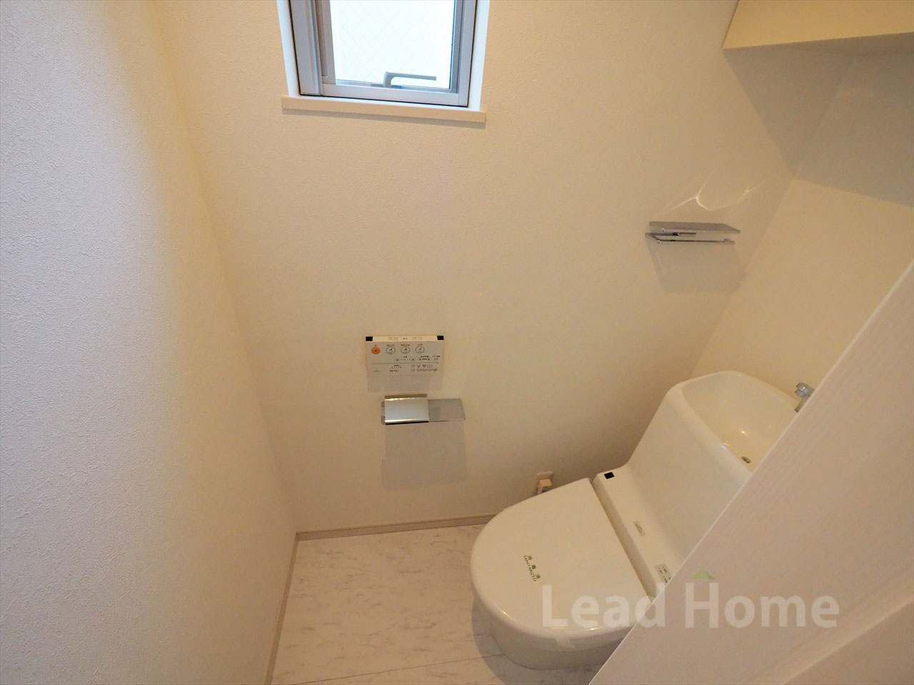 小窓付きで自然換気ができる快適な2階トイレです。朝の身支度ラッシュ時も混雑せず安心ですね♪
