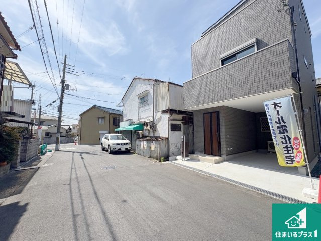 周辺は閑静な住宅街！前面道路広々で車の出し入れも便利です。駐車が苦手な方でも安心して車庫入れできます！