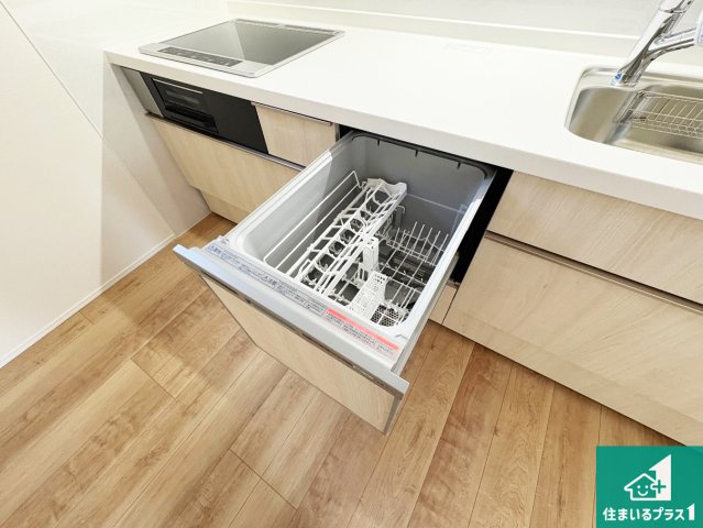 食事後の一仕事、食器洗いをボタン一つでお任せできちゃいます！場所を取らないビルトイン式なので、お料理スペースもしっかり確保！