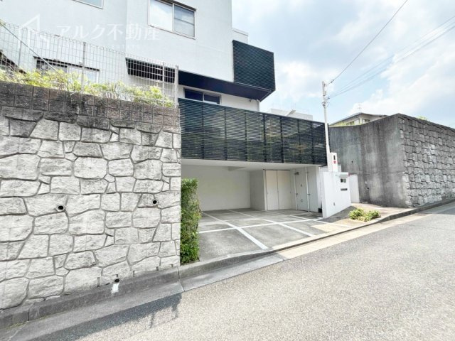 周辺は第一種低層住居専用地域に指定された閑静な住宅地！