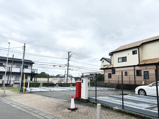 車一台あたりに必要なスペースは、標準サイズの普通自動車で横幅2m50cm、長さ5mは必要になります。ただし、乗降のことも考慮して横幅3m30cm、長さ5m50cmほどは確保できるところを選びましょう。