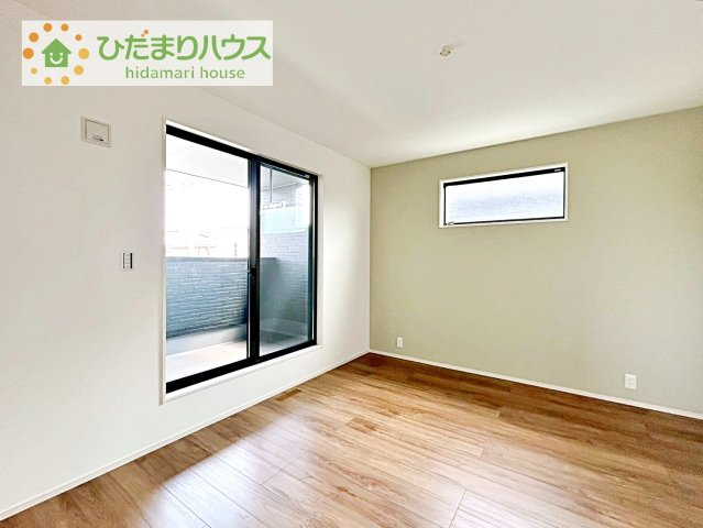 バルコニーに面していて、たっぷり光りの入る明るい主寝室です！