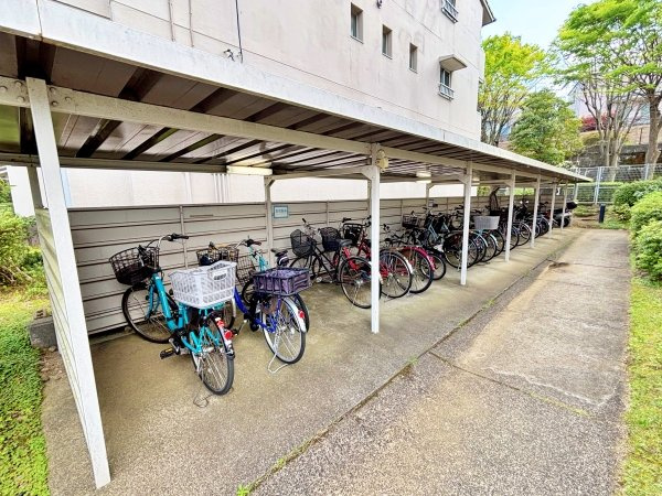 屋根の付いた自転車置場部分