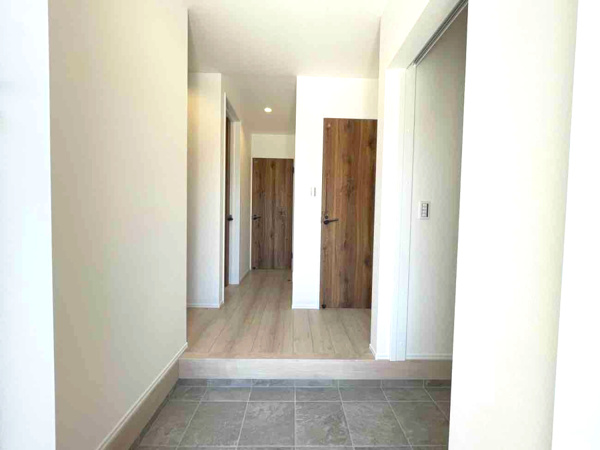 【湯川新町一丁目（5期）の玄関】