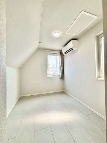 3階納戸　2面採光で明るいお部屋です。