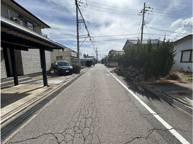 東側前面道路(南向き)