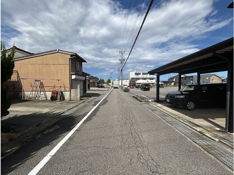東側前面道路(北向き)