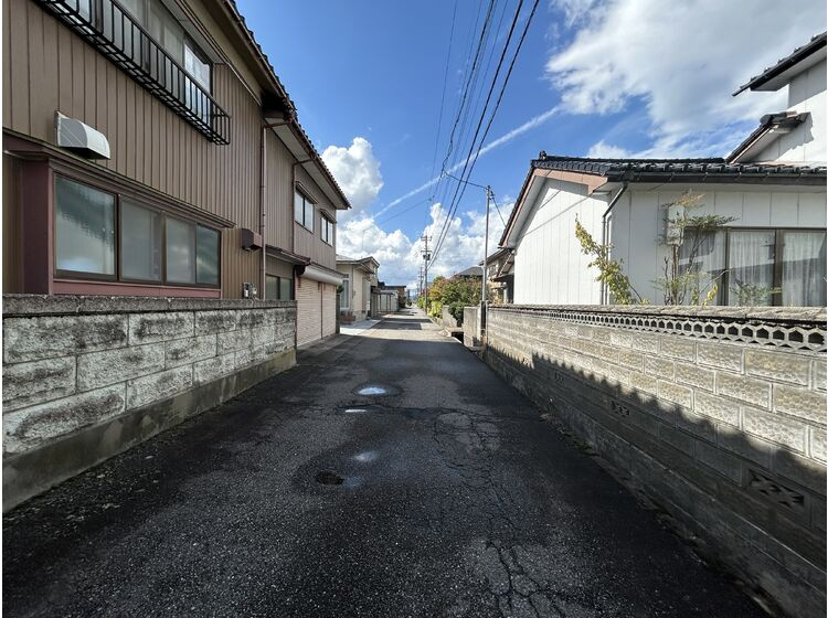 南側前面道路(西向き)