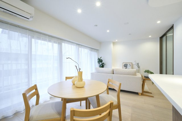 キッチンからリビング全体を見渡せる開放的な視界。お料理中も会話を楽しみながら、充実した時間を共有できます。フラットな空間設計が、実面積以上のゆとりと心地よさを日々の暮らしに提供します。