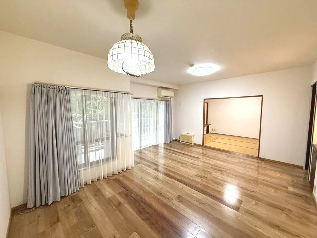 リビングの隣は6帖和室があり、引戸開放でより広いリビング空間