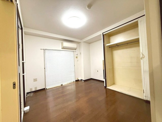 玄関すぐ横の北側5.5帖大の洋室
