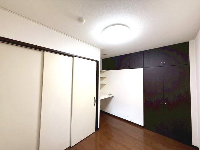 4.5帖洋室には物入、すきま空間には棚もついています
