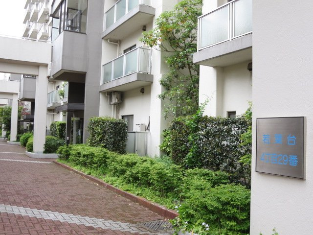 エントランス側レンガ敷の歩行者道路