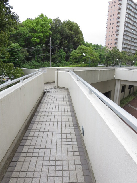 駐車場へ直接アクセスできる陸橋