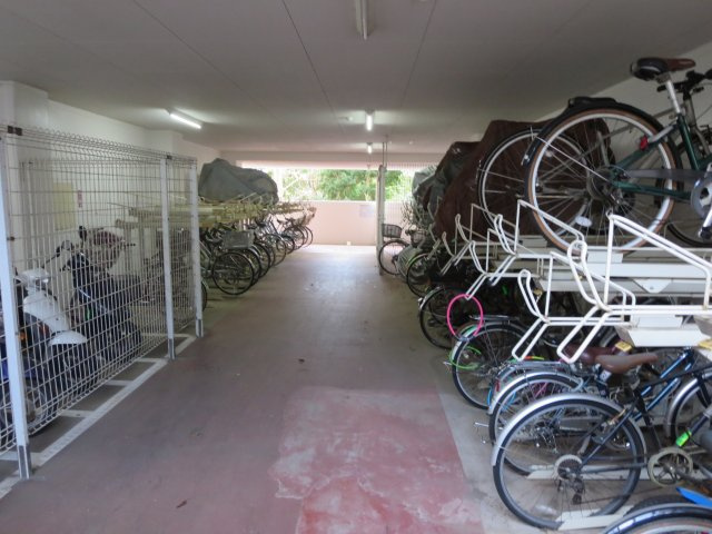 屋内駐輪場とバイク置場