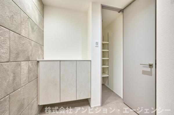 収納力とデザイン性を両立した、美しい玄関空間。