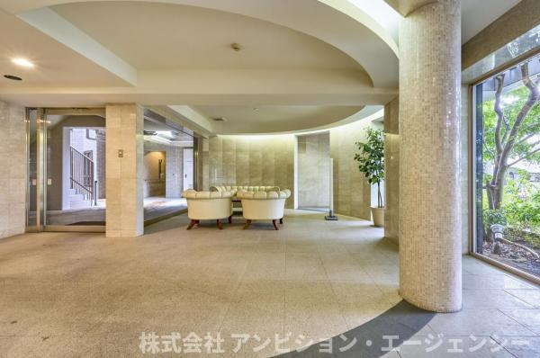 柔らかな光が包む、ホテルライクな共用ラウンジ。