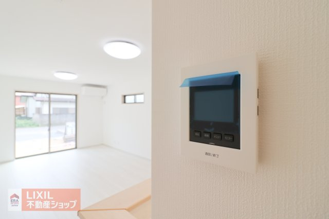 モニター付きインターホンです。玄関まで行かずに訪問者の姿を確認できるだけでなく、防犯にもつながるとても便利なアイテムですね。