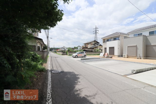 前面道路の現地完成写真です。ゆとりのある道幅や楽々駐車など、現地でご確認ください。