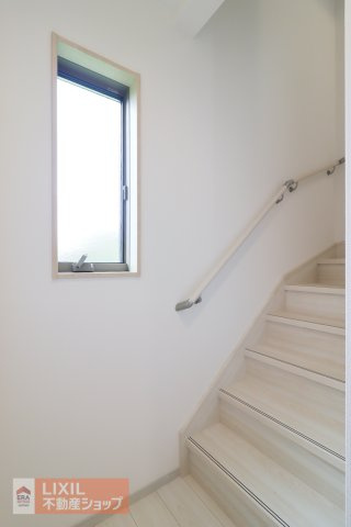 階段は手すり付き・折り返し設計。安全性の確保はもちろんのこと、住む人にとって上りやすく不便を感じない造りです。
