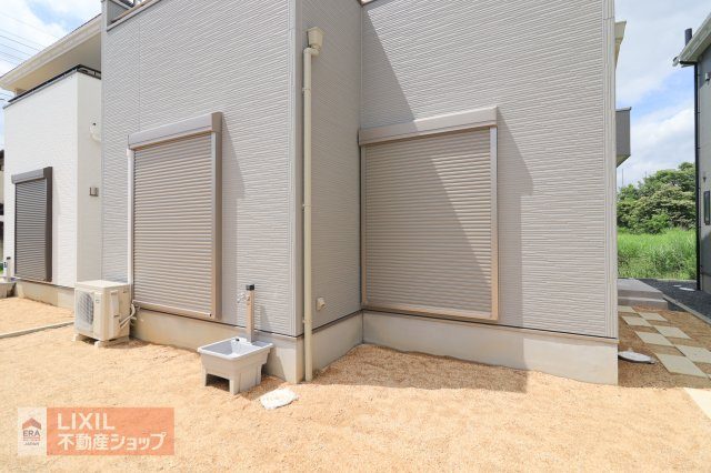 窓シャッターは災害や遮熱・防寒・防音・安眠など多くのメリットがあります。防犯対策としても効果的です。　シャッターは設置してあるだけで、視覚的な防犯効果が期待できます。
