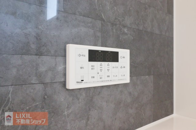 オートバスリモコンです。スイッチ1つで一定量の湯を浴槽に張ったり、保温や追い焚きをすることができるシステムが付いています。浴室以外からでも楽々操作が出来ます♪