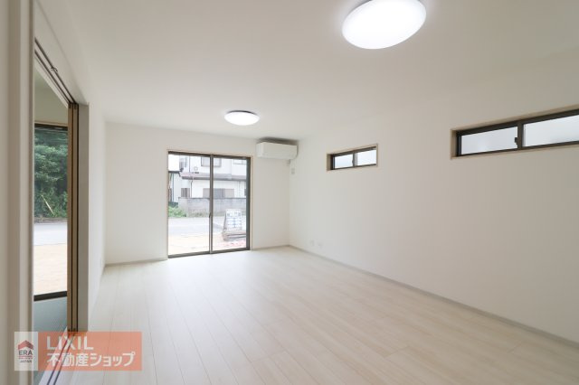 ご家族みんなが自然と集まり、思い思いに寛げるゆとりある大空間。大きなソファやテレビボードも余裕を持って配置できます。