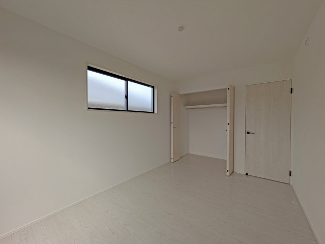 2階6.7帖の洋室、Closet設置、バルコニーに面した明るいお部屋です