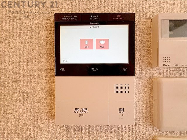 訪問者が来たときにテレビ画面で確認できるため、安心してドアを開けられます。録画機能があるものもあり、留守中に来訪者を記録しておくことができます。利便性が高く、セキュリティ面でも安心です。　
