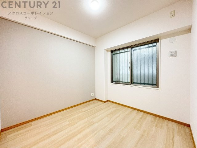 明るい色合いのフローリングとクロスを使用した洋室は家具やインテリアとも調和しやすく空間が広く感じられ開放感を生み出します。自然光を効果的に反射し、室内を明るく保つため、日中の照明使用を抑えられます。　