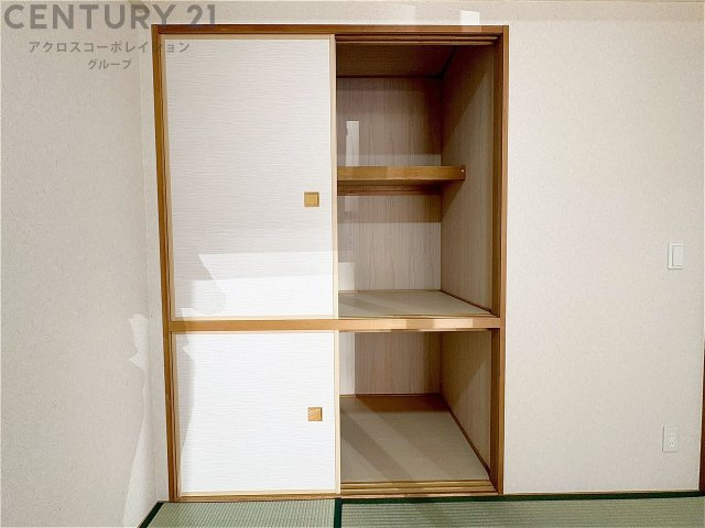 押入れは季節の衣類、寝具などを収納できます。伝統的な美しさと実用性が融合し、収納物を保護する調湿・換気効果があります。使い方によっては書類や小物なども効果的に整理でき空間を有効活用できます。　