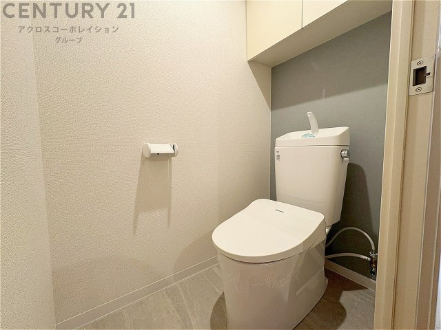 温水洗浄便座付トイレは温水洗浄機能により、暖かい水でおしりを洗浄することができ、冷たい水を使う従来の便座に比べ、温水洗浄機能で暖かいトイレを提供し、快適な使用を可能にします。　