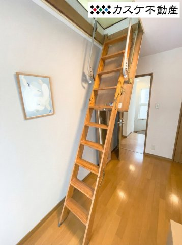 小屋裏収納に繋がる階段です。
