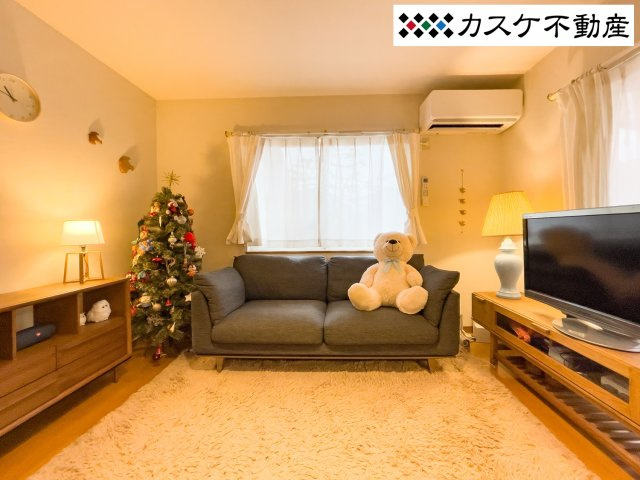 南・東の2面採光窓があり陽の光を感じらるリビングです。
