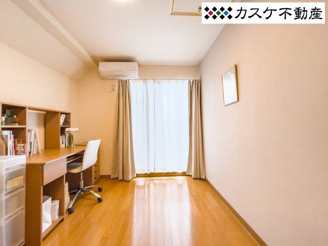 2階6帖の洋室（北側）です。こちらの部屋と3帖のWICが繋がっております。天井には小屋裏収納に繋がる階段が設置されています。
