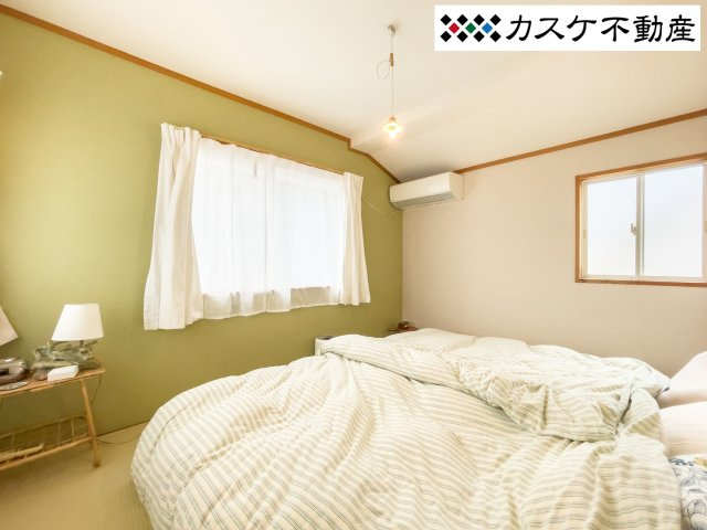 現在2階の6畳の和室は寝室として使用しています。お客様に応じて様々な活用が可能です。照明・カーテン・エアコンはそのままお渡しする予定です。