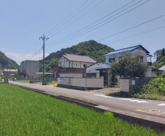 敷地を広く活用しやすく、自由な設計が可能です。周辺は落ち着いた住宅街で、住みやすい環境も魅力のひとつです。