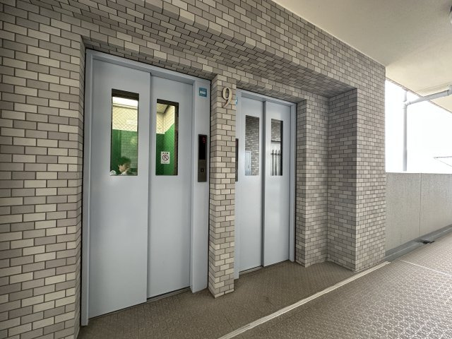 エレベータは2基ございますので、待ち時間も縮小されますね。