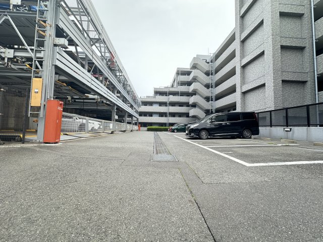 敷地内駐車場の様子です。駐車場代は5000円から9000円。空き状況のお問い合わせははアスカホームへ