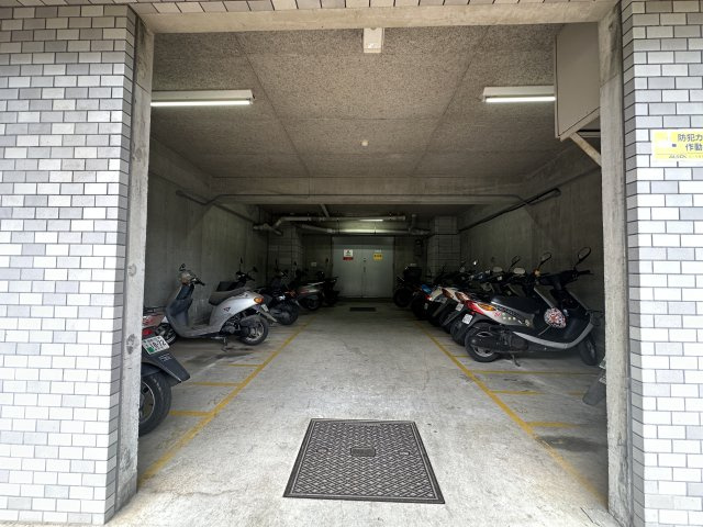 バイク置き場になります。バイクに乗られる方も安心な設備です。